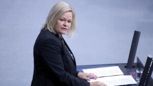 Faeser: Schändung von Schäubles Grab ist "niederträchtig"