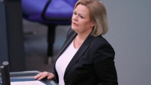 Grüne und FDP wollen von Faeser hartes Durchgreifen gegen Islamisten