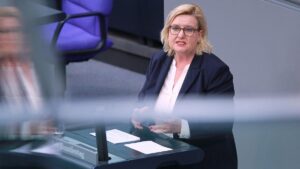 Wehrbeauftragte übt massive Kritik an Frauen-Mangel