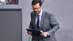 Buschmann skeptisch bei Politiker-Stalking als Straftatbestand
