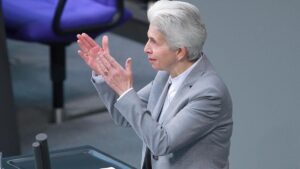 Strack-Zimmermann geht Waffenfreigabe für Kiew nicht weit genug