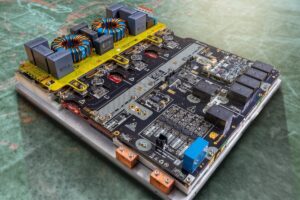 Handlich statt Handarbeit: Mit cleverem Packaging zum On-Board-Charger im Kleinformat