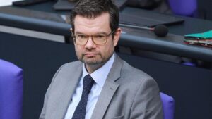 Buschmann verteidigt Steuerrabatt für ausländische Fachkräfte