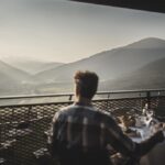fruehstueck_bei_sonnenaufgang_vor_herrlichem_bergpanorama_alpin_panorama_hotel_hubertus
