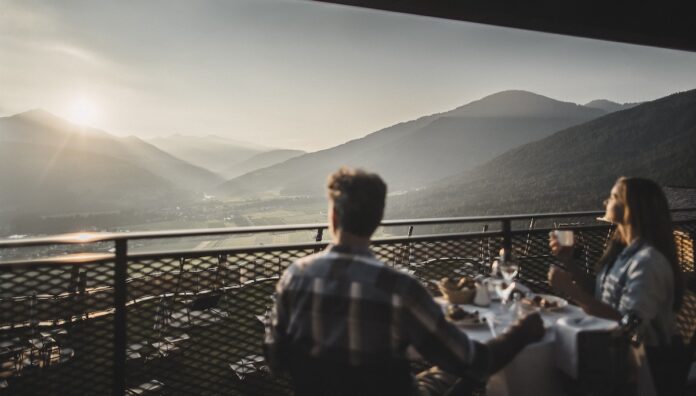 Frühstück bei Sonnenaufgang vor herrlichem Bergpanorama Quelle: Alpin Panorama Hotel Hubertus