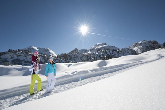 Familie beim Wandern im Schnee bei Sonnenschein Quelle: TVB Kronplatz - Photo Helmuth Rier (Tourismusverein Olang)