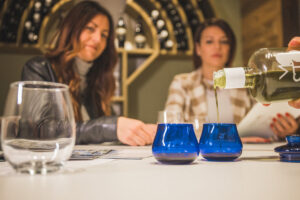 Im Trentino Garda befindet sich das nördlichste Olivenanbaugebiet der Welt – Offene Ölmühlen und Expertentipps von Olivenölverkosterin