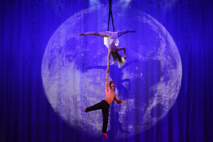 Bild: Akrobatischer Darbietung beim Golden Diner Circus Quelle: Tom & Domino Blue (Impulshotel Freigold)
