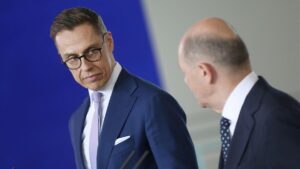 KORREKTUR: Finnlands Präsident sieht "entscheidende" Zeit im Ukraine-Krieg