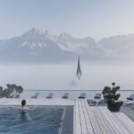 outdoor_pool_mit_liegen_inmitten_einer_traumhaften_landschaft_c_daniel_zangerl_hotel_das_kaiserblick