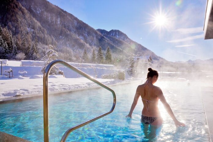 Die Fontis Spa Lodge – ein Luxury Hideaway im winterlichen Gsieser Tal. Warmer Schwimmgenuss bei kalten Temperaturen Quelle: Huber Fotografie (Fontis luxury spa lodge)