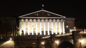 Frankreichs Premierminister übersteht erstes Misstrauensvotum