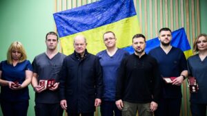 Scholz sagt Ukraine bei Kiew-Besuch weitere Waffenlieferungen zu