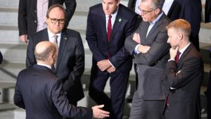 Scholz sagt Stahlbranche Hilfen zu – Union kritisiert "Show-Gipfel"