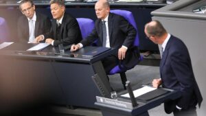Kanzlerkandidaten liefern sich Schlagabtausch im Bundestag