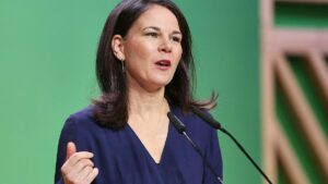 Baerbock wirft Merz "Hysterie" vor