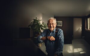 Love is in the… caera – das Notrufarmband für Senioren