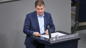 Stegner sieht Politik "an einer Weggabelung"