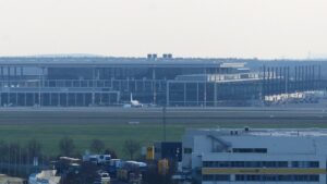 Aggressiver Passagier zwingt Flugzeug zur Landung am BER