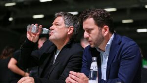 Banaszak bekräftigt Habecks Zukunft im Bundestag