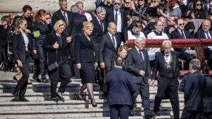 Scholz spricht bei Papst-Trauerfeier auch mit Trump