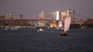 Schiff kollidiert mit Brooklyn Bridge in New York – zwei Tote