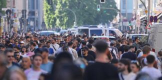 Umfrage: Deutsche bei Bewertung gesellschaftlicher Fragen gespalten