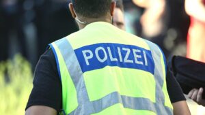 Auto fährt in Stuttgart in Menschengruppe