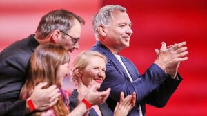 Van Aken: Politische Mitte "kümmert sich nicht um die Menschen"