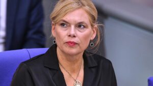 Bundestagspräsidentin ordnet Regenbogenbeflaggung an