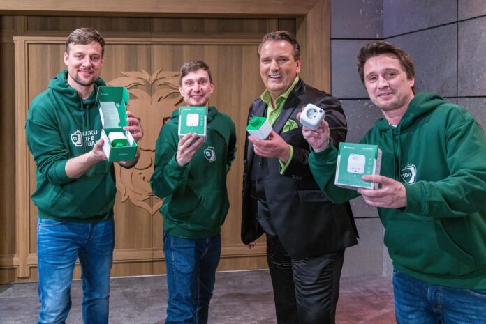 Akku Life Guard: Intelligenter Ladeadapter Die Höhle der Löwen AkkuLifeGuard Setbild 5 Hans-Peter Nägele(links) Christoph Tutschner(l. Mitte) Ralf Dümmel(r. mitte) Andreas Tutschner(rechts) Credit RTL BERND-MICHAEL MAURER
