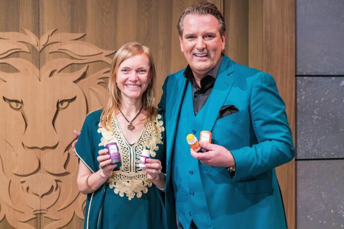 MON COURAGE reisekosmetik pflegeprodukte. MonCourage_Setbild 3_Eva Helmeth(links)_Ralf Dümmel(rechts)_Credit_RTL_BERND-MICHAEL_MAURER