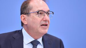 Dobrindt warnt vor wachsender Gewalt junger Extremisten