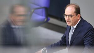 Dobrindt will Asylrecht im Grundgesetz nicht "infrage stellen"