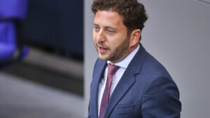 Banaszak will Klimaabgabe für Gaskonzerne und Klimasoli für Reiche