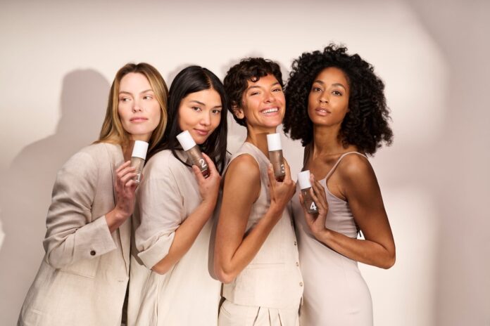 make up ringana spf30 pflege Vier Models die mit den vier Farbnuancen von SPF 30 vor einer Neutralen Wandposieren!