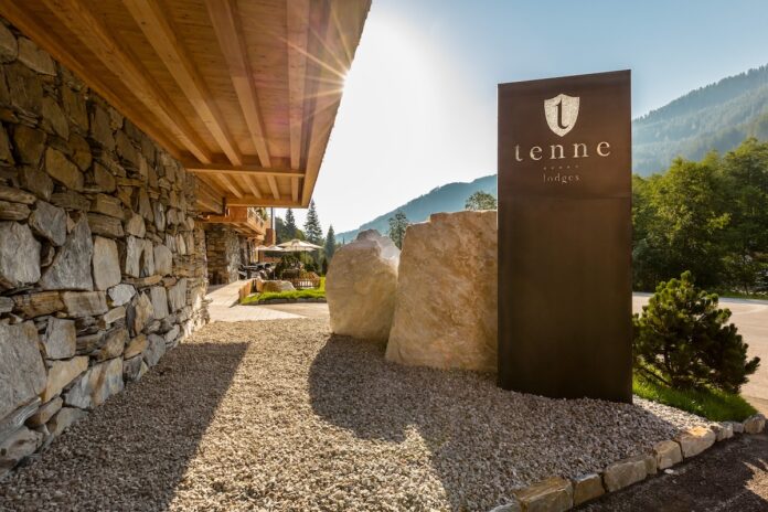 Ratschings im Herbst: Genuss & Natur in den Tenne Lodges Einfahrt im Sommer @ Bildcredit lautet © Tenne Lodges & Chalets