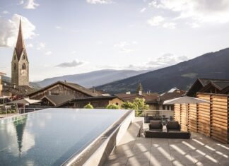 Südtirol bringt Törggelen und Tiefenentspannung  Gasserhof – Wellnesshotel in Südtirol mit Genuss, Wein & Tradition Infinity Pool @ Hannes Niederkofler