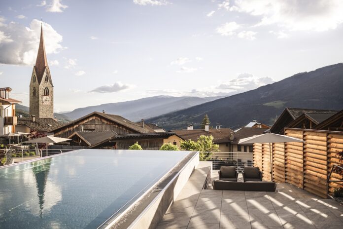 Gasserhof – Wellnesshotel in Südtirol mit Genuss, Wein & Tradition Infinity Pool @ Hannes Niederkofler