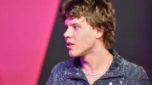 Alex Warren führt Single-Charts an – Zartmann auf Rang drei