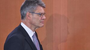 Schnieder erwägt Preisanpassung von Deutschlandticket an Inflation