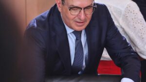 Abschiebungen: Innenminister will mit Taliban zusammenarbeiten