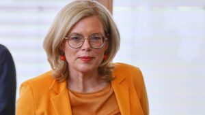 Klöckner weist Kritik an Regenbogenfahnen-Entscheidung zurück