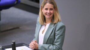 Hubertz will mehr Wohnungen in leeren Büros und auf Supermärkten