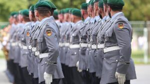 De Maizière verteidigt Wehrpflicht-Aussetzung: "War damals richtig"