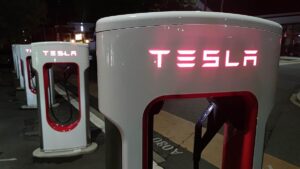 Tesla evakuiert Mitarbeiter nach Brand von Batteriezellen