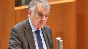 NRW-Innenminister fordert mehr Ehrlichkeit in der Politik