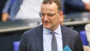 Spahn fordert zwei Milliarden Euro mehr für Pflegeversicherung