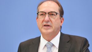 Dobrindt will Selbstbestimmungsrecht vor Missbrauch schützen