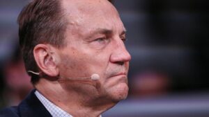 Polens Außenminister wirbt für Flugverbotszone in Ukraine